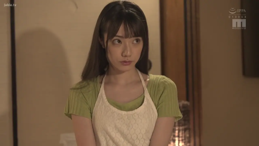 室内 · 站立 · 平静 · 注视 · 上半身 · 亚洲女性 · 围裙