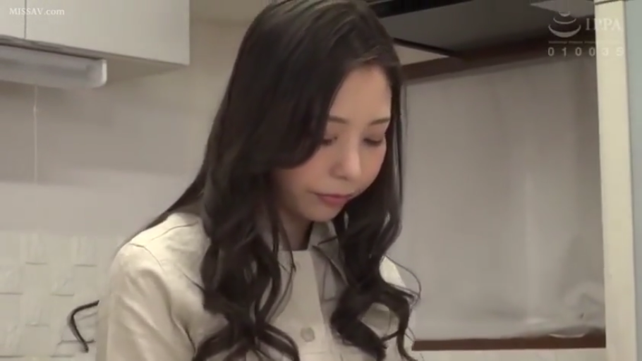 脸部 · 站立 · 衬衫 · 厨房