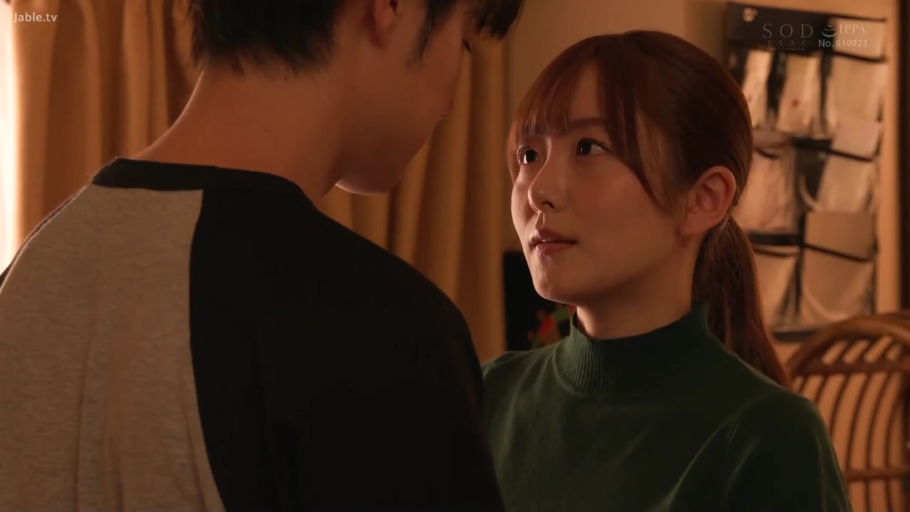 寝室 · 站立 · 全景 · 抱擁 · 自然 · カジュアルウェア · 居家 · 海报