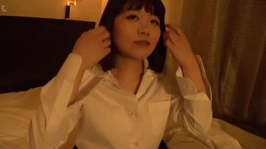 坐姿 · 卧室 · 平静 · 白衬衫 · 半身 · 整理头发