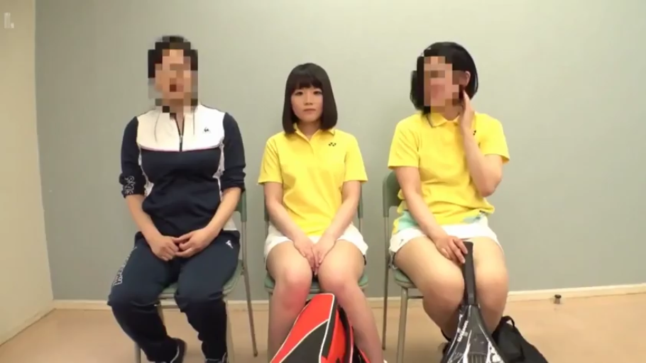 室内 · 坐姿 · 中景 · 自然 · 并排坐 · 三人 · 运动服 · 球拍