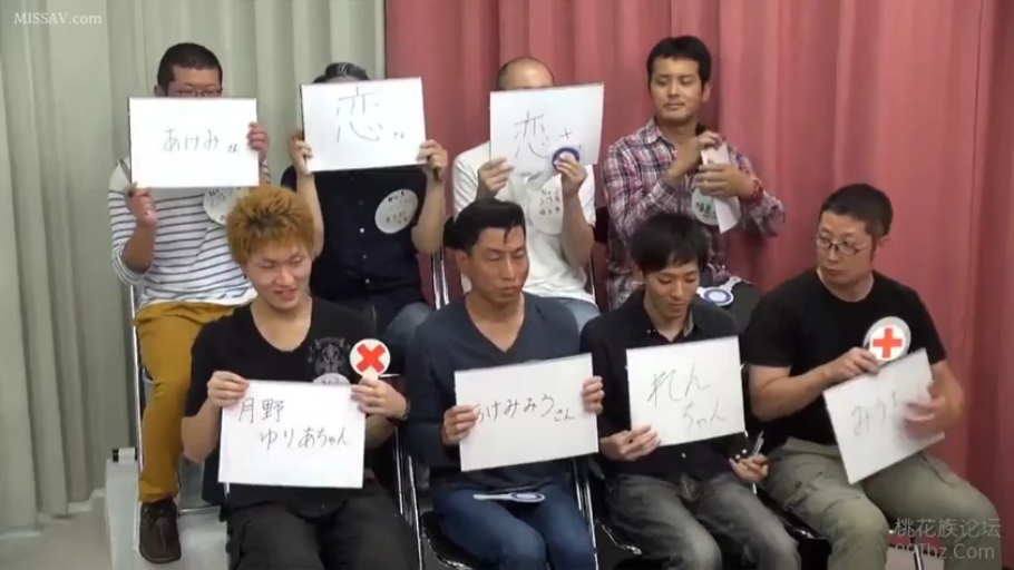 室内 · 坐姿 · 盆栽 · 自然 · 注视 · 亚洲女性 · 胸部以上 · 绿色吊带