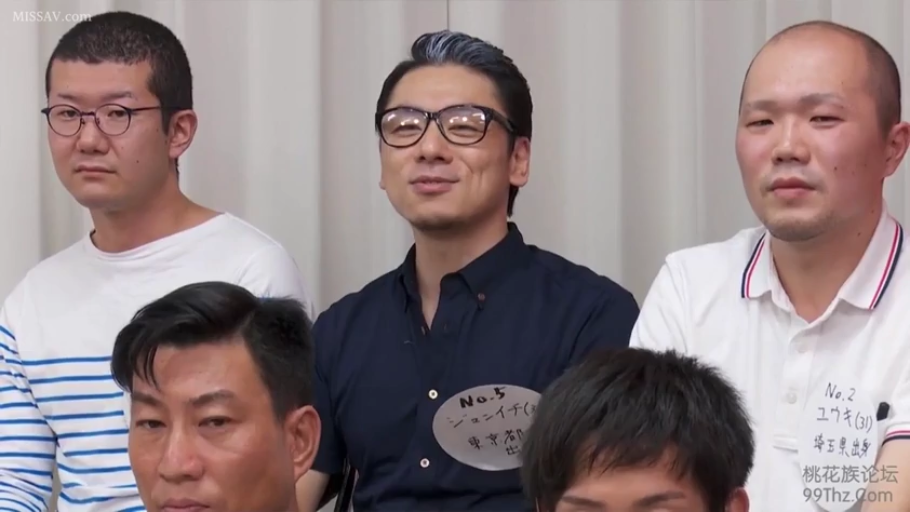 室内 · 坐姿 · 面部 · 微笑 · 休闲服 · 男性 · 试镜 · 号码牌