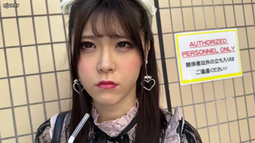 脸部特写 · 女仆装 · 户外 · 正面 · 齐刘海 · 噘嘴 · 叼吸管 · 心形耳环