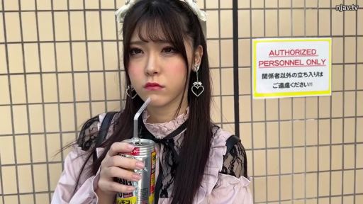 脸部特写 · 站立 · 亚洲女性 · 易拉罐 · 粉色蕾丝上衣 · 噘嘴 · 户外墙边 · 叼着吸管