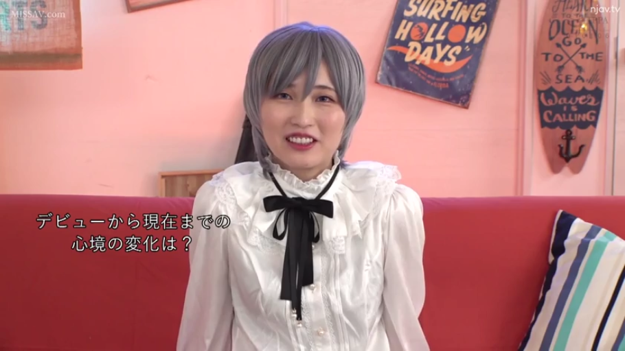 红色沙发 · 坐姿 · 微笑 · 半身特写 · 白色蕾丝衬衫 · 接受访谈 · 灰色短发