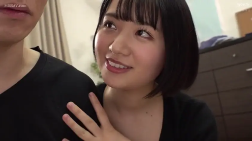 室内 · 脸部特写 · 微笑 · 注视 · 短发 · 依偎 · 黑色便服