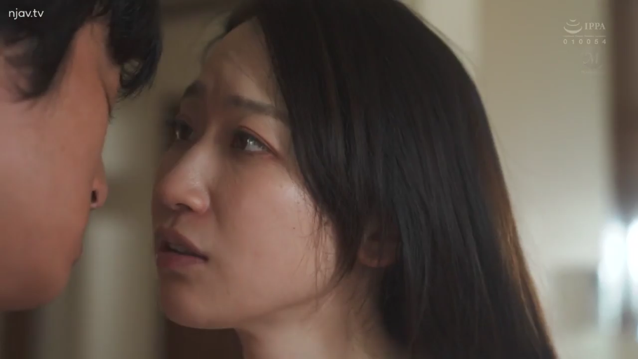 室内 · 面部 · 忧郁 · 注视 · 对视 · 近景 · 休闲服