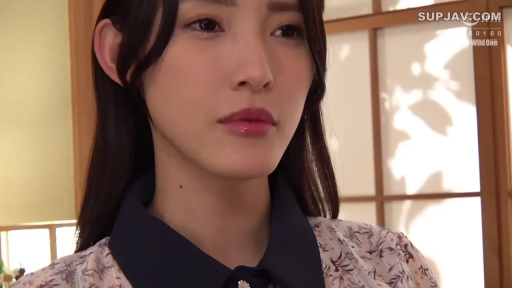 室内 · 憂鬱 · 顔部のクローズアップ · 凝視 · 花柄シャツ · 正面 · アジア人女性