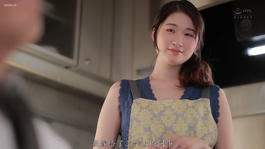 站立 · 微笑 · 厨房 · 近景 · 橱柜 · 围裙与针织衫 · 温情注视 · 人妻主题