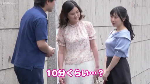 交谈 · 站立 · 字幕 · 中景 · 自然 · 户外 · 休闲服