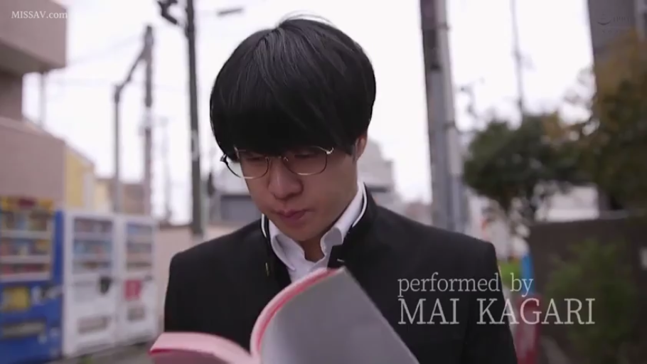 嚴肅 · 眼鏡 · 站立 · 半身 · 學生制服 · 街道 · 看书 · 男主