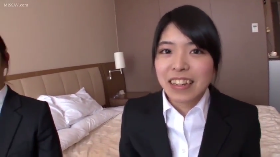 马赛克 · 站姿 · 自然 · 便服 · 街道 · 看板 · 街头采访