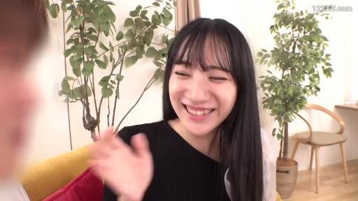坐姿 · 脸部特写 · 盆栽 · 客厅 · 居家 · 笑容 · 黑色针织衫 · 招手