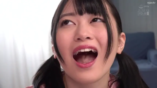 Indoor · Close-up of the face · Tilt head back · 粉色睡衣