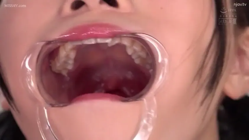 室内 · 仰頭 · 口腔特写 · 无可见服装