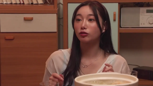 室内 · 坐姿 · 微笑 · 面部特写 · 水印 · 透视衬衫 · 玻璃杯 · 饮水