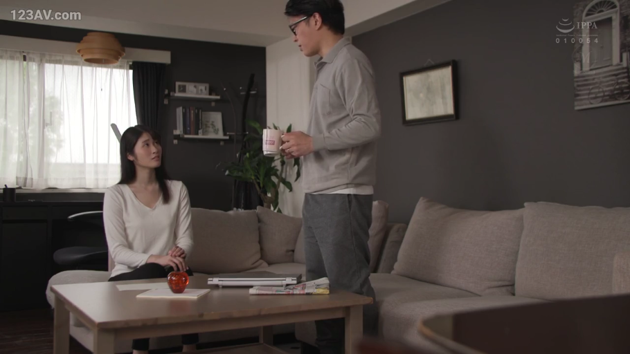 口交 · 沙发 · 客厅 · 跪姿 · 成人内容 · 张嘴 · 灰色短裙 · 阴茎特写
