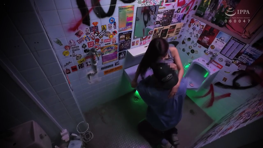 吊带背心 · 涂鸦厕所