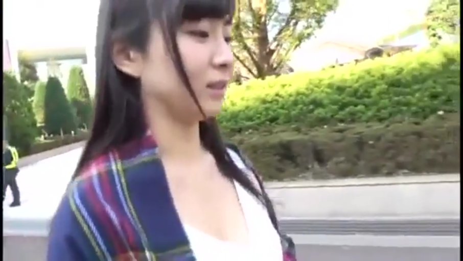 站立 · 中景 · 户外 · 格纹披肩