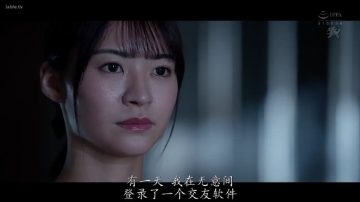 室内 · 严肃 · 脸部特写 · 中文字幕 · 凝视 · 正面 · 普通服装