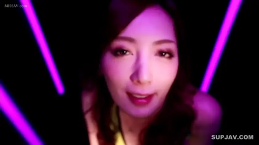 室内 · 脸部特写 · 黄色吊带