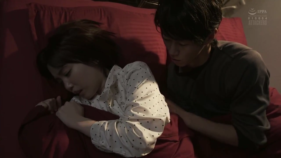 上半身特写 · 卧室床上 · 侧卧姿势 · 爱心图案睡衣 · 安抚行为 · 哀伤表情 · 红色被褥 · 剧情片刻