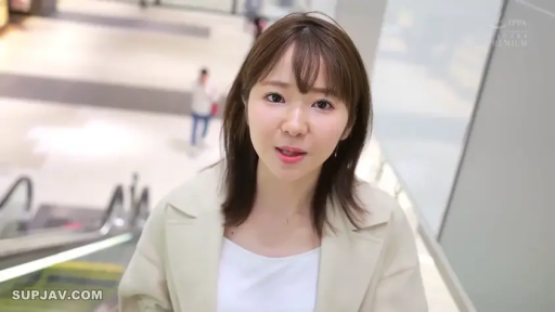 面部 · 站立 · 自然 · 户外 · 白色大衣 · 商场 · 乘电梯