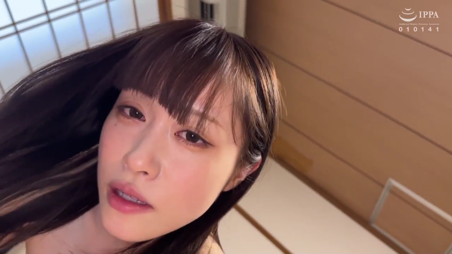 俯身 · 脸部特写 · 全裸 · 和室 · 迷离 · 凝视 · 齐刘海