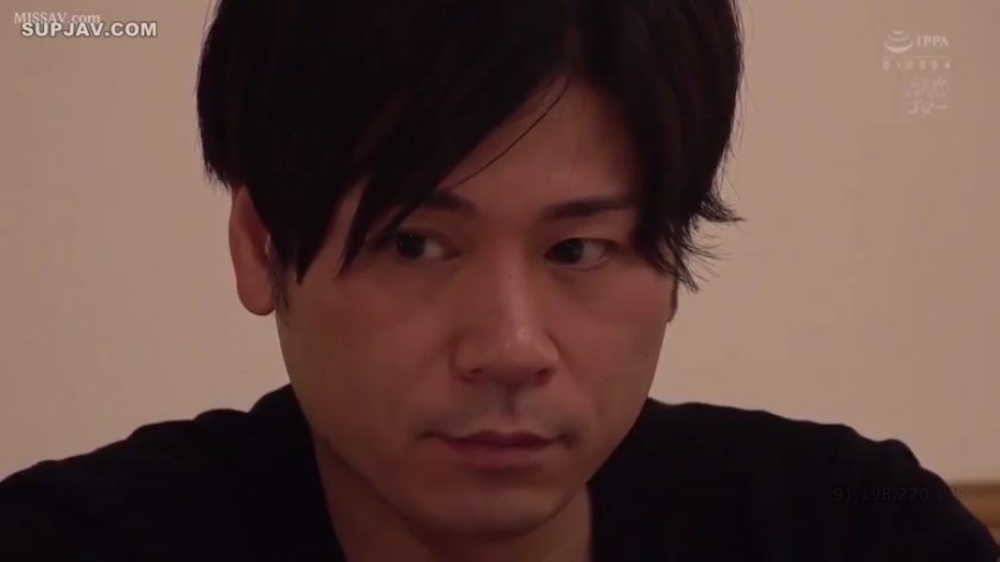 室内 · 严肃 · 脸部特写 · 注视 · 黑色上衣 · 正脸 · 亚洲男性