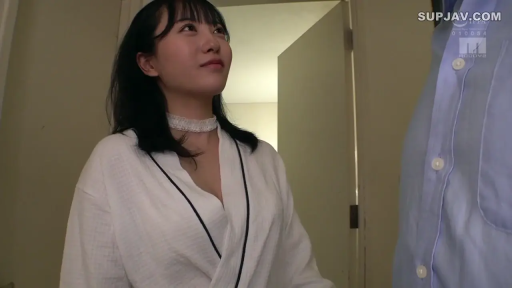 Indoor · Stand · Smile · Half-body close-up · Eye contact · 水印 · White bathrobe