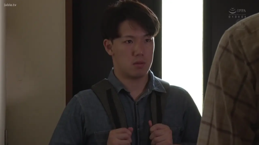 室內 · 嚴肅 · 面部 · 站立 · 凝视 · 男性 · 雙肩包 · 牛仔衫