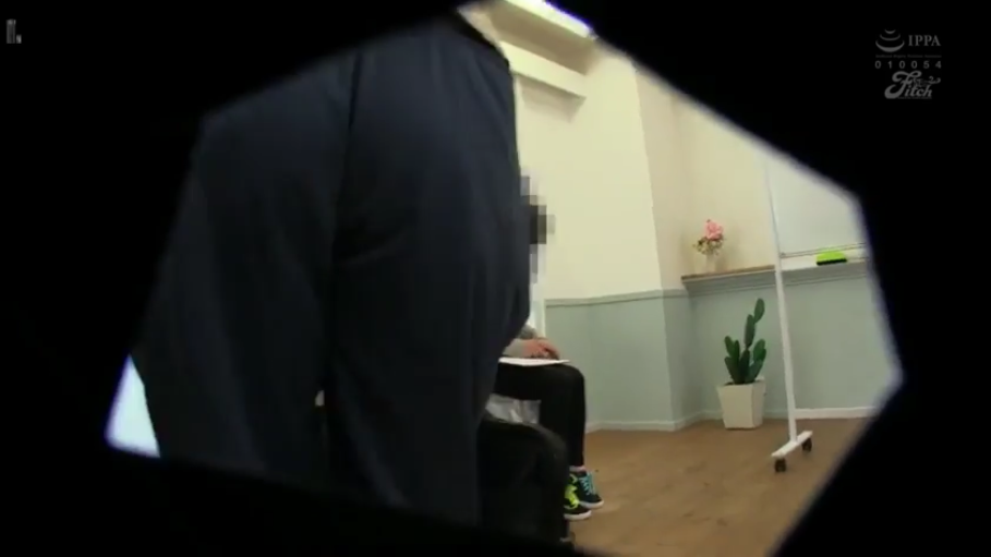 办公室 · 站立 · 臀部 · 白板 · 偷窥 · 长裤 · 偷拍