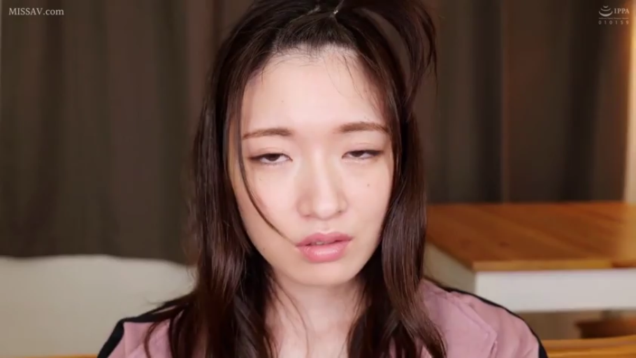 室内 · 坐姿 · 脸部特写 · 凝视 · 长发 · 迷离表情 · 粉色运动服