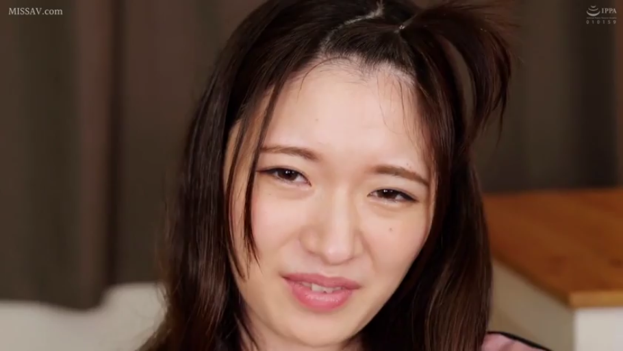 脸部特写 · 微笑 · 注视 · 房间 · 粉色上衣 · 正面 · 亚洲女性