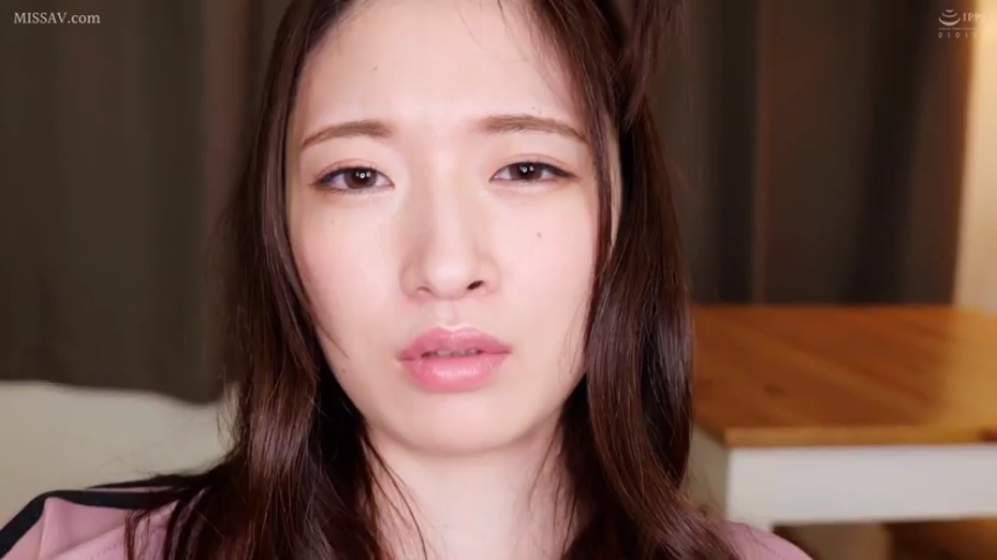 室内 · 脸部特写 · 迷离 · 注视镜头 · 长发 · 正面 · 粉色运动服