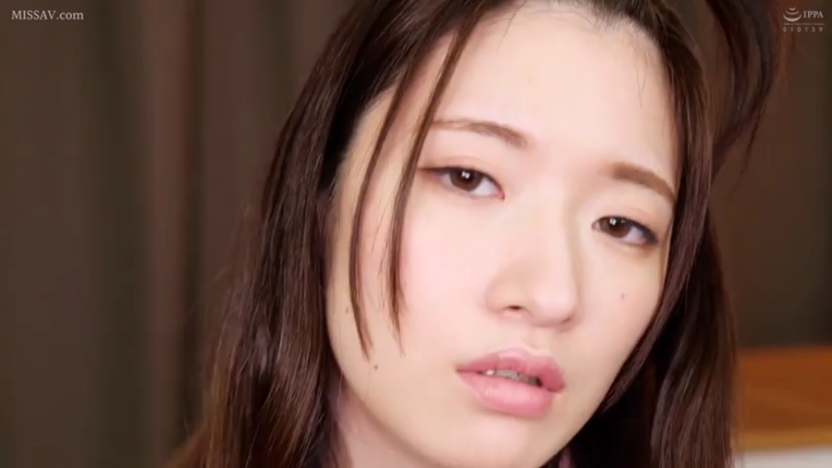 室内 · 脸部特写 · 迷离 · 凝视 · 常服 · 长发 · 正面