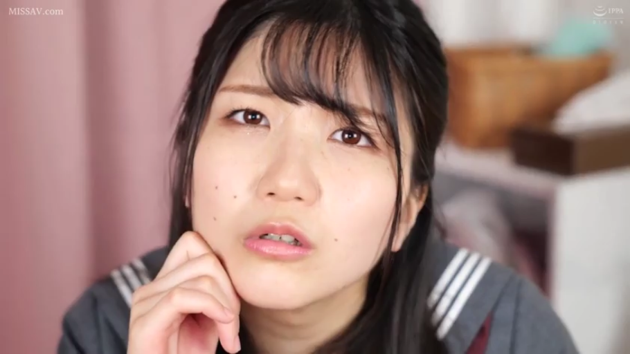 室内 · 脸部特写 · 凝视 · 水手服 · 托腮 · 亚洲女性 · 迷茫