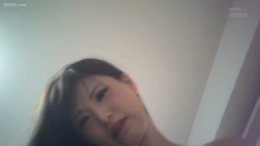 室内 · 交谈 · 脸部特写 · 平静 · 针织衫 · 耳坠 · 温婉 · 侧视