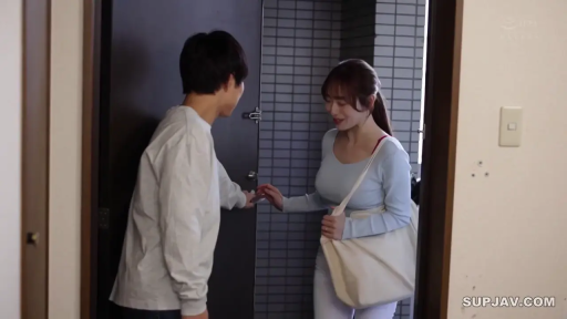 全身 · 站立 · 微笑 · 休闲装 · 交流 · 挎包 · 玄关 · 日常剧情