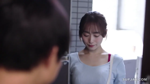 面部 · 站立 · 微笑 · 凝视 · 挎包 · 玄关 · 第一人称 · 蓝色上衣