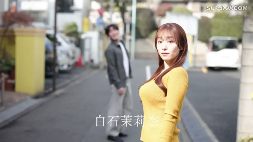 站立 · 回眸 · 自然 · 半身特写 · 背景行人 · 户外街道 · 紧身毛衣 · 街拍预览