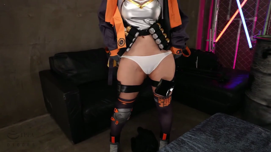 摄影棚 · 开腿 · 展示 · 弹药腰带 · 夹克 · 下半身特写 · 无面部