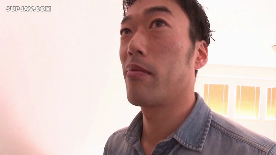 Indoor · Face · Stand · Gaze · bland · 男优特写 · 牛仔衬衫