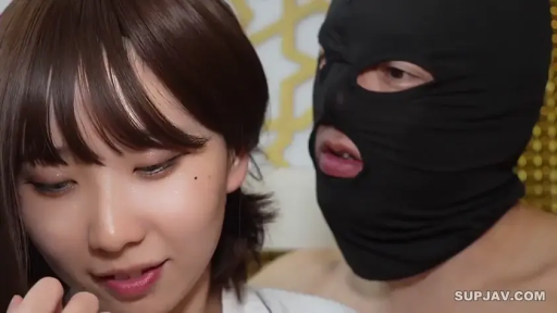 室内 · 脸部特写 · 白色上衣