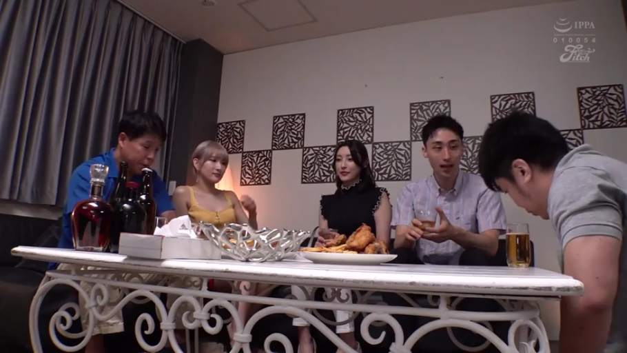 坐姿 · 自然 · 客厅 · 炸鸡 · 多人 · 聚餐 · 休闲夏装