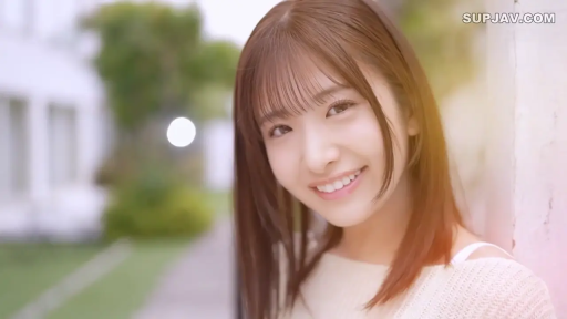 顔部のクローズアップ · 注視 · 屋外 · 唯美 · 甜美微笑 · 横に頭を傾ける · ニットトップス