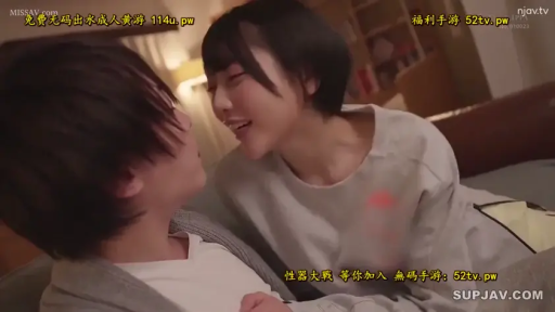 室内 · 俯身 · 上半身 · 休闲服