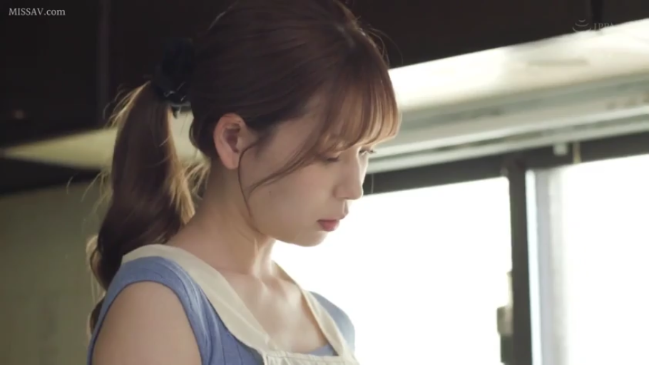 低頭 · 专注 · 厨房 · 侧脸 · 圍裙 · 做家务 · 人妻