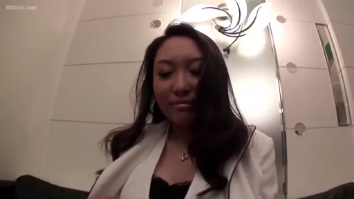 室内 · 坐姿 · 脸部 · 项链 · POV视角 · 白色西装 · 平淡 · 俯视